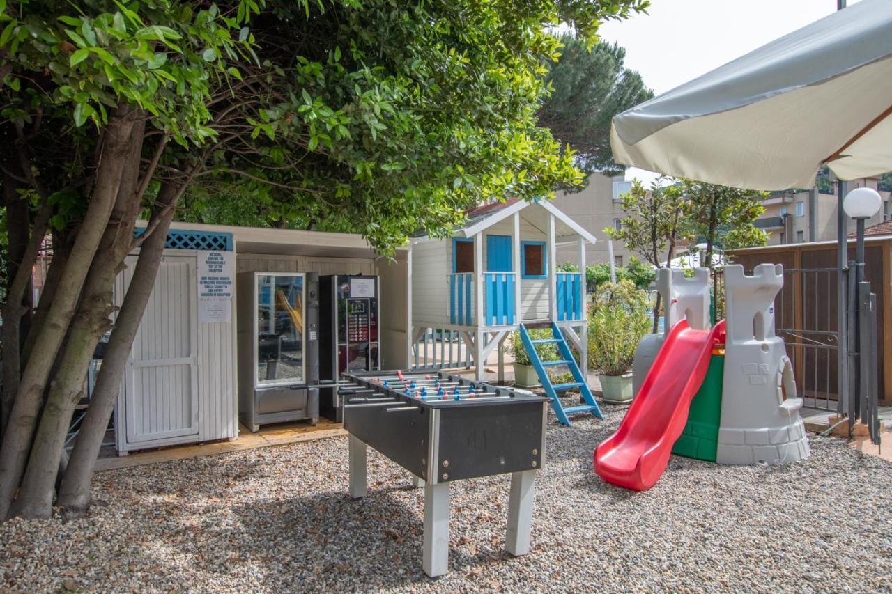 Residence Holidays Pietra Ligure Buitenkant foto