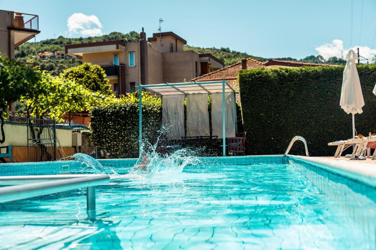 Residence Holidays Pietra Ligure Buitenkant foto