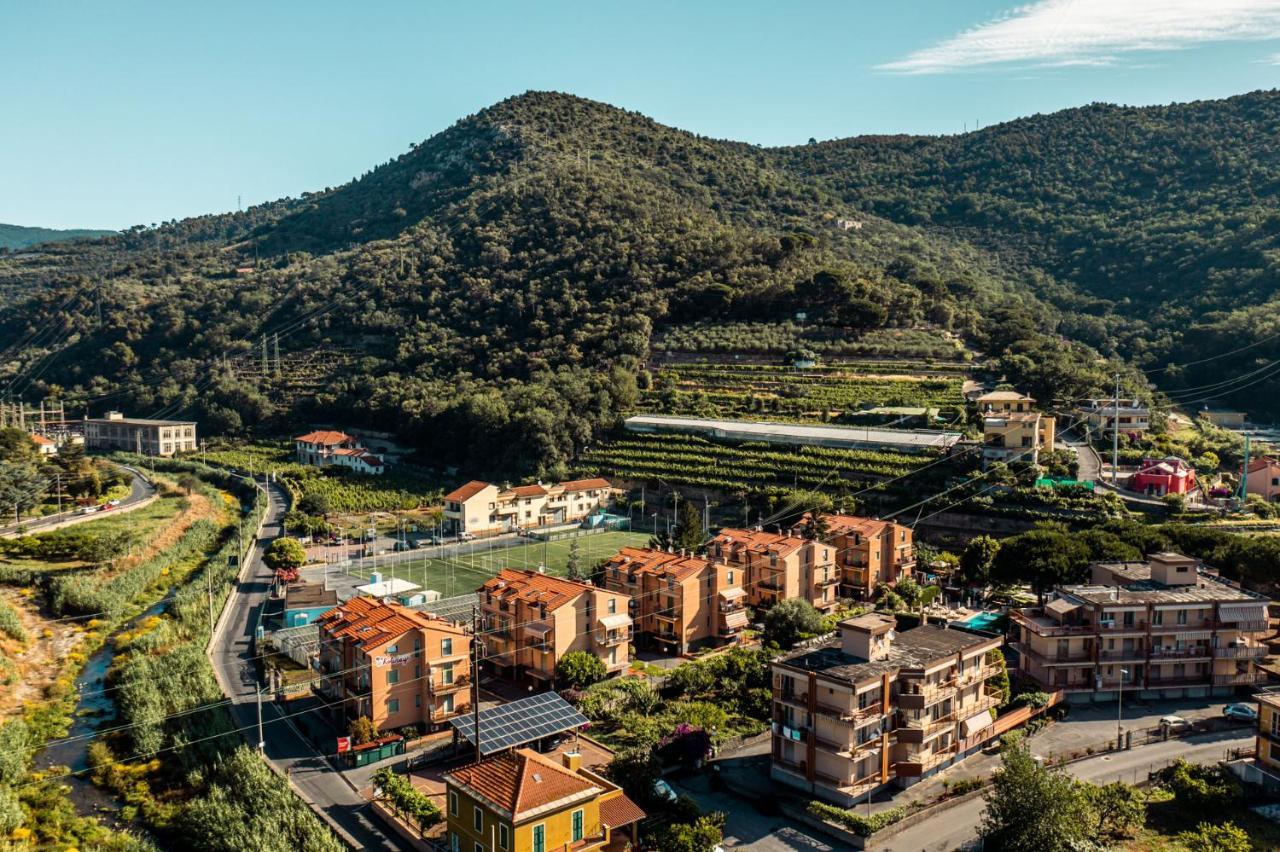 Residence Holidays Pietra Ligure Buitenkant foto