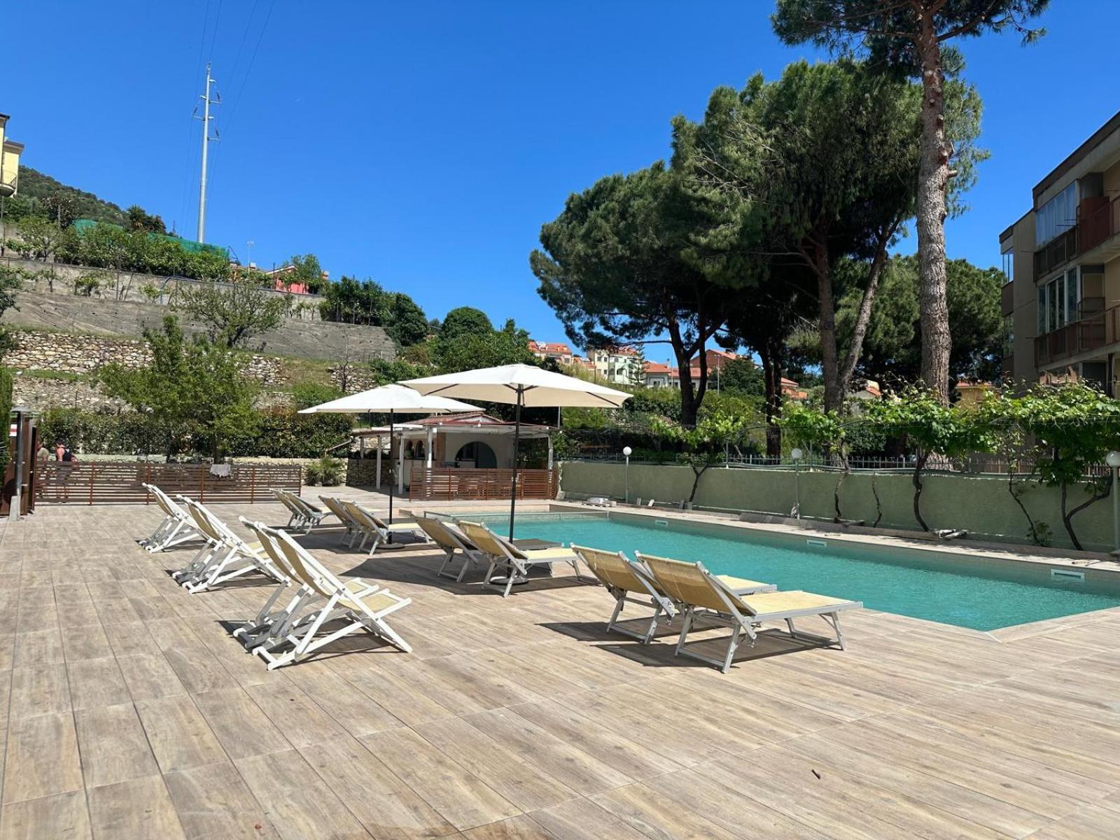 Residence Holidays Pietra Ligure Buitenkant foto
