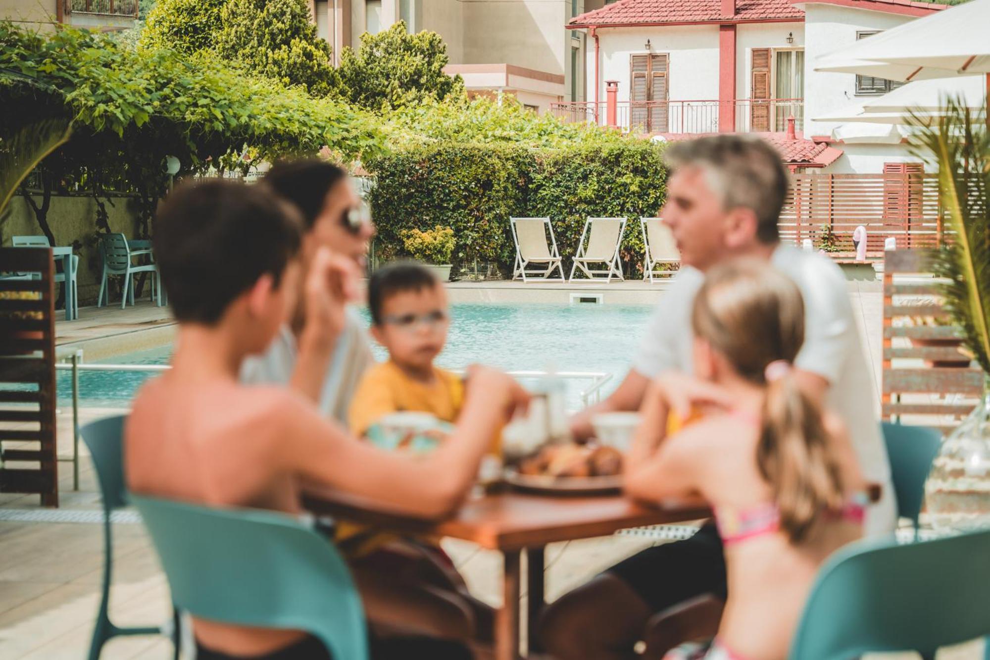 Residence Holidays Pietra Ligure Buitenkant foto