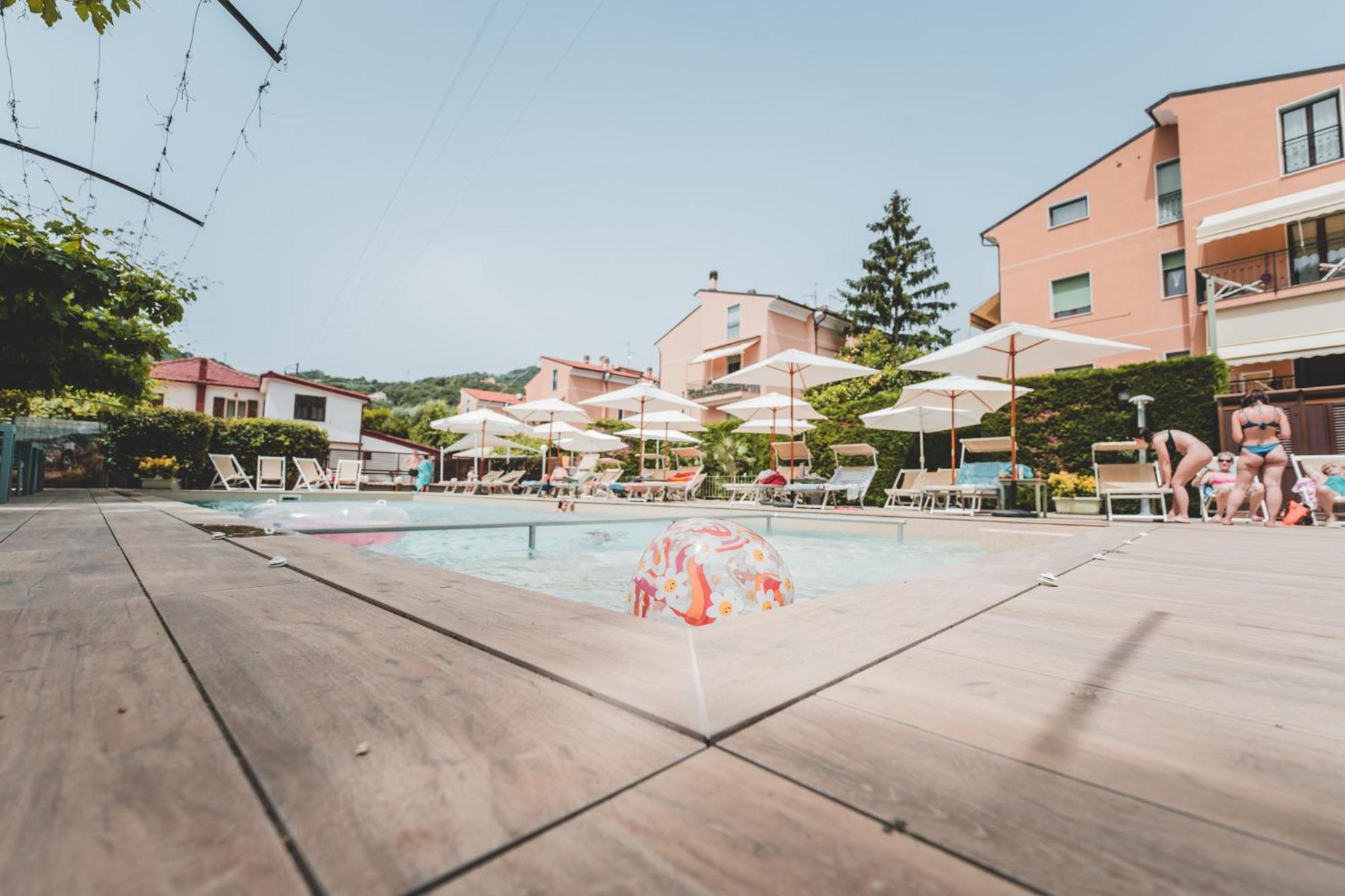 Residence Holidays Pietra Ligure Buitenkant foto
