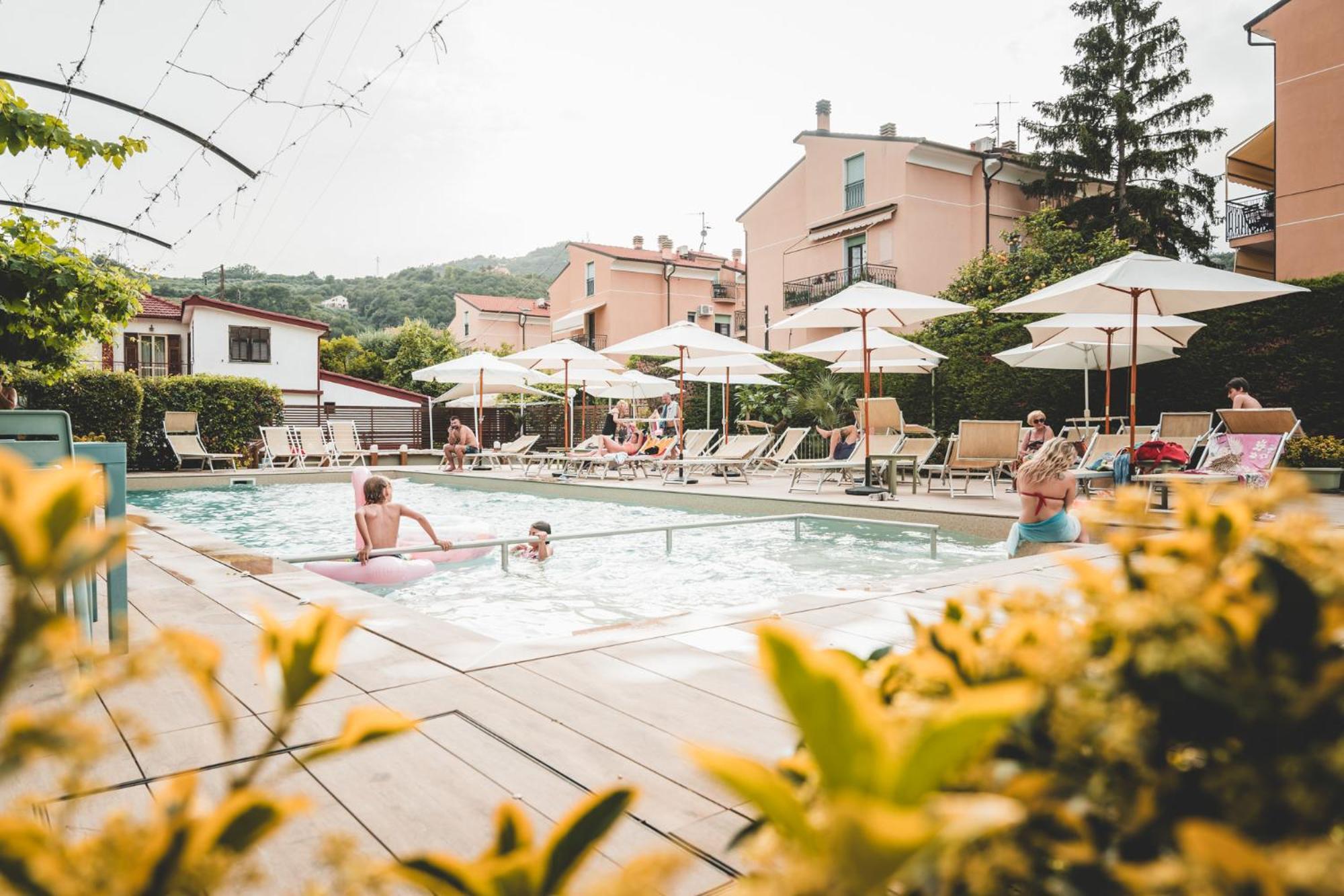 Residence Holidays Pietra Ligure Buitenkant foto