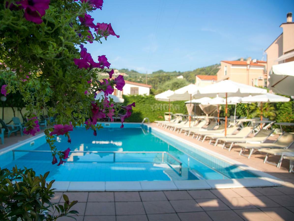 Residence Holidays Pietra Ligure Buitenkant foto